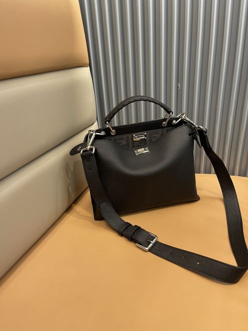 フェンディ スーパーコピー ピーカブー風ハンドバッグ 2WAYショルダー 上質レザー仕様 定番