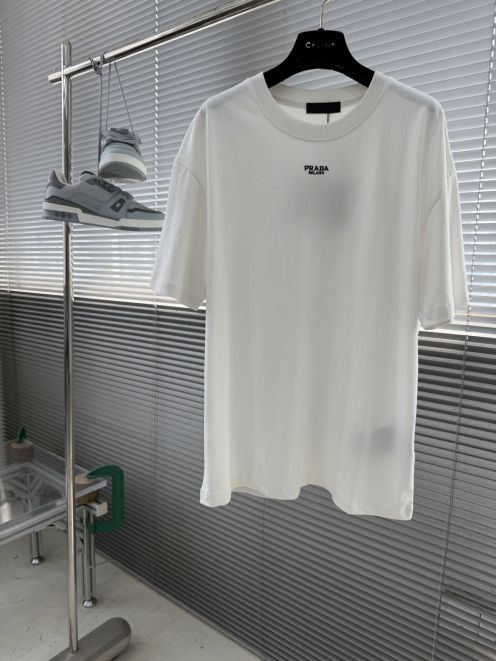 プラダ 本物級コピー ロゴプリントTシャツ 半袖ミニマルデザイン 夏服 上質感