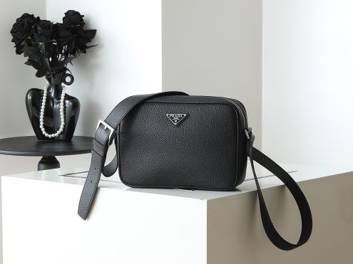 プラダ 本物級コピー レザーカメラショルダーバッグ シンプル洗練設計 高品質