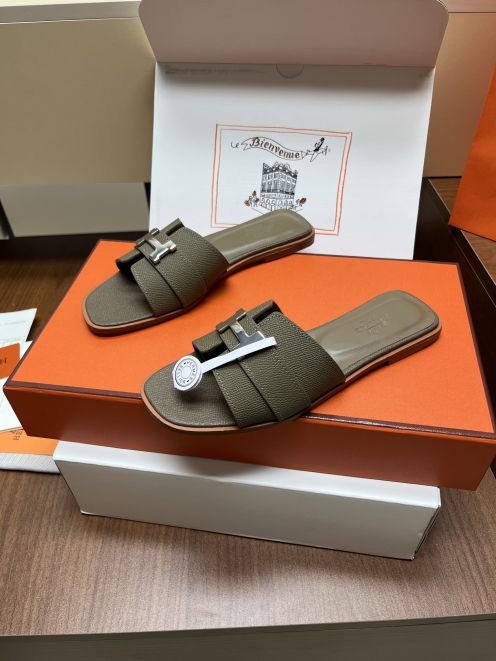 エルメス 本物級コピー Hバックルスライドサンダル グレージュカラー 上質仕上げ 高品質モデル