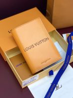 ルイ・ヴィトン ブランド コピー 二つ折り財布 オレンジレザー ロゴデザイン 高級感仕上げ