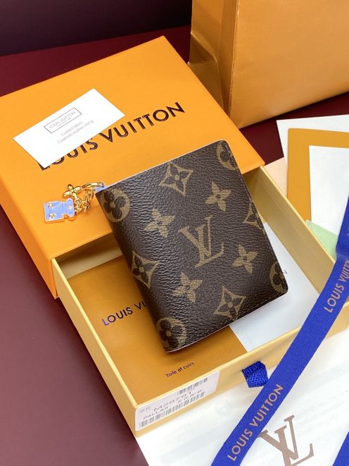 ルイ・ヴィトン 本物級コピー 二つ折り財布 モノグラム柄 チャーム装飾 確実に届く