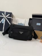 プラダ 格安 ショルダーバッグ ブラック スクエア多収納デザイン 本革使用