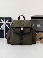 プラダ 本物級コピー バックパック カーキ フラップ多収納デザイン 高再現度