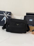 プラダ ハイブランド ショルダーバッグ ブラック フロントポケット収納設計 高品質