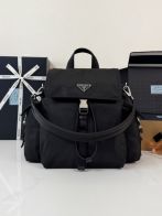 プラダ スーパーコピー バックパック ブラック フラップ多収納バックル設計 細部まで忠実