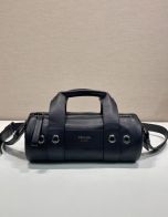プラダ スーパーコピー ボストンバッグ ブラックレザー 2WAYショルダー メタルアイレット 定番