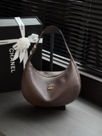 シャネル ハイブランド ワンショルダーバッグ ダークブラウン ハーフムーン型 シボ感レザー調 ゴールド金具 肩掛け仕様 高品質