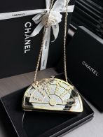 シャネル n級 扇形ミニチェーンショルダーバッグ ゴールド メタリックフレーム CHANELロゴ装飾 クリアパネル 個性派デザイン 上質感