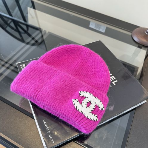 シャネル スーパーコピー ニット帽 ビビッドピンク ホワイトココマーク刺繍 リブ編み 折り返しデザイン 秋冬レディース 防寒コーデ 満足度高い