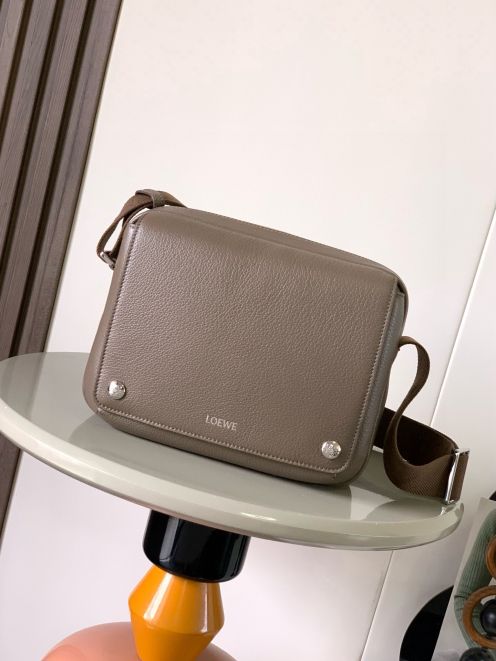 ロエベ ブランド コピー メンズショルダーバッグ グレージュ シボ革調スクエア型 シルバー金具 斜め掛け 新作