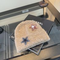 シャネル ブランド コピー ニット帽 ブラウンベージュ 星型ワッペン ココマーク刺繍 リブ編み 折り返し仕様 秋冬ファッション 新作