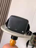 ロエベ スーパーコピー メンズショルダーバッグ ブラックレザー調スクエア型 斜め掛け対応 シルバー金具 定番