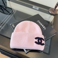 シャネル 本物級コピー ニット帽 ピンク ブラックココマーク ワッペン刺繍 リブ編み 折り返し仕様 秋冬防寒 レディース 口コミ多数
