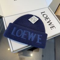 ロエベ ブランド コピー ロゴ刺繍ニット帽 ネイビーブルー リブ編み折り返しデザイン 秋冬コーデに映える上質な仕上がり 新作