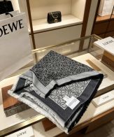 ロエベ 本物級コピー アナグラム総柄大判ストール ブラック グレー配色 リバーシブル風デザイン フリンジ付き 秋冬ファッション 本革使用