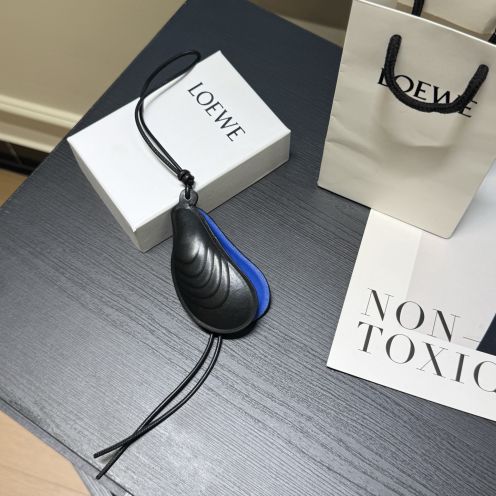 ロエベ 本物級コピー シェルモチーフレザーチャーム ブラック&times;ブルー 立体エンボス加工とロングコード装飾 口コミ多数