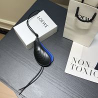 ロエベ 本物級コピー シェルモチーフレザーチャーム ブラック&times;ブルー 立体エンボス加工とロングコード装飾 口コミ多数