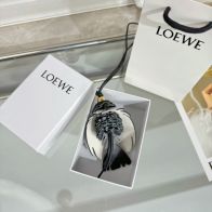 ロエベ ブランド コピー オウムモチーフバッグチャーム ブラック&times;ホワイト 立体フェザー装飾とレザー調素材 個性的な鳥型デザイン 実店舗運営