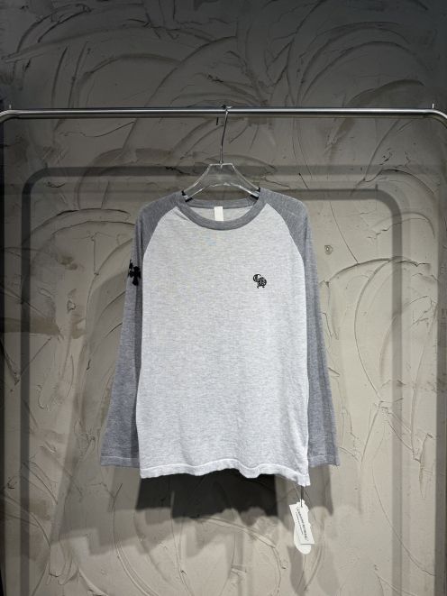 クロムハーツ スーパーコピー ラグラン長袖Tシャツ ライトグレー チャコールグレー袖切り替え 胸元ロゴ刺繍 クロス装飾 クルーネック 梱包丁寧