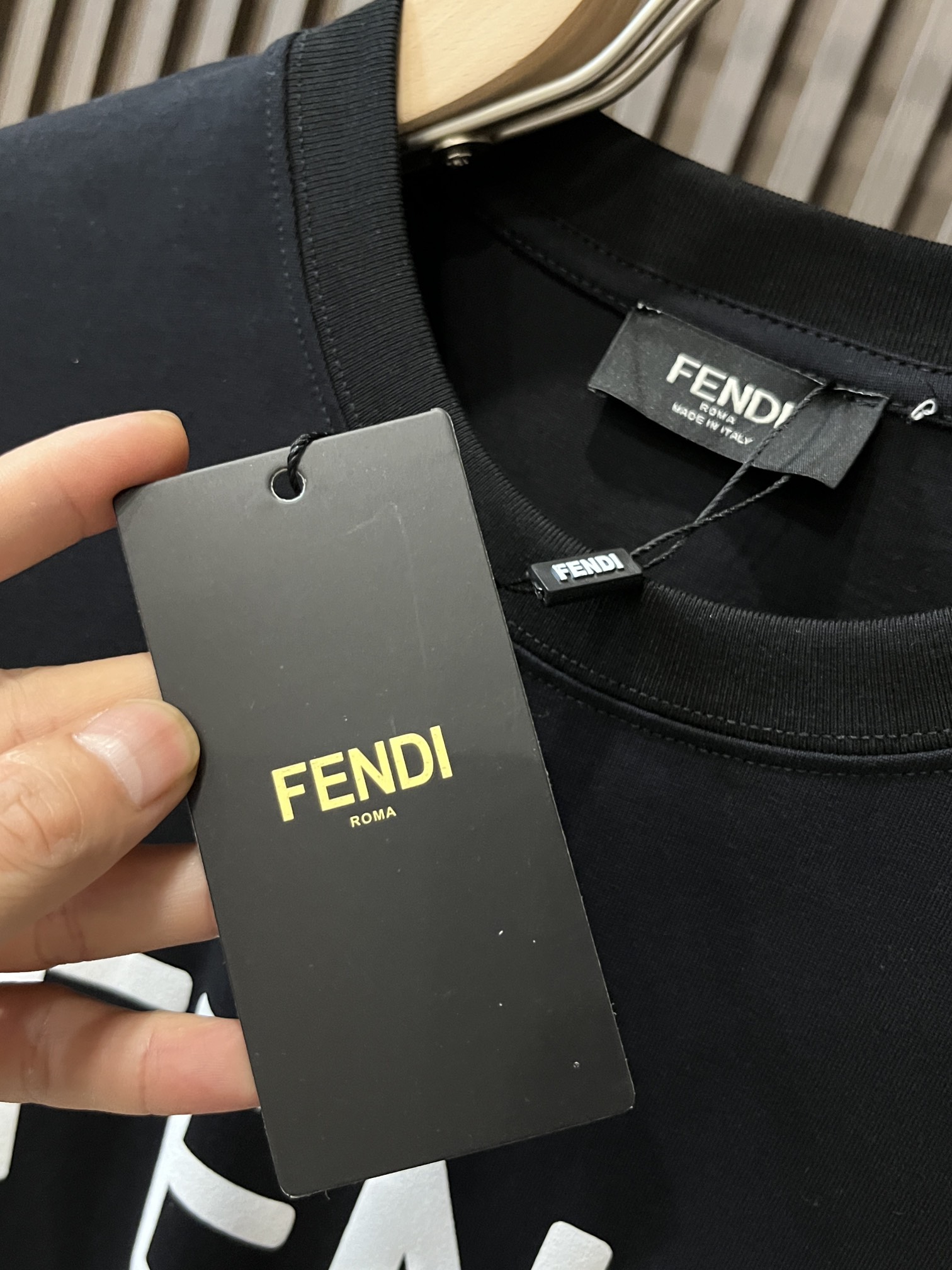お値打ち価格 フェンディ ティ シャツスーパーコピー トップス 純綿 柔らかい 特別なデサント プリント ブラック_3