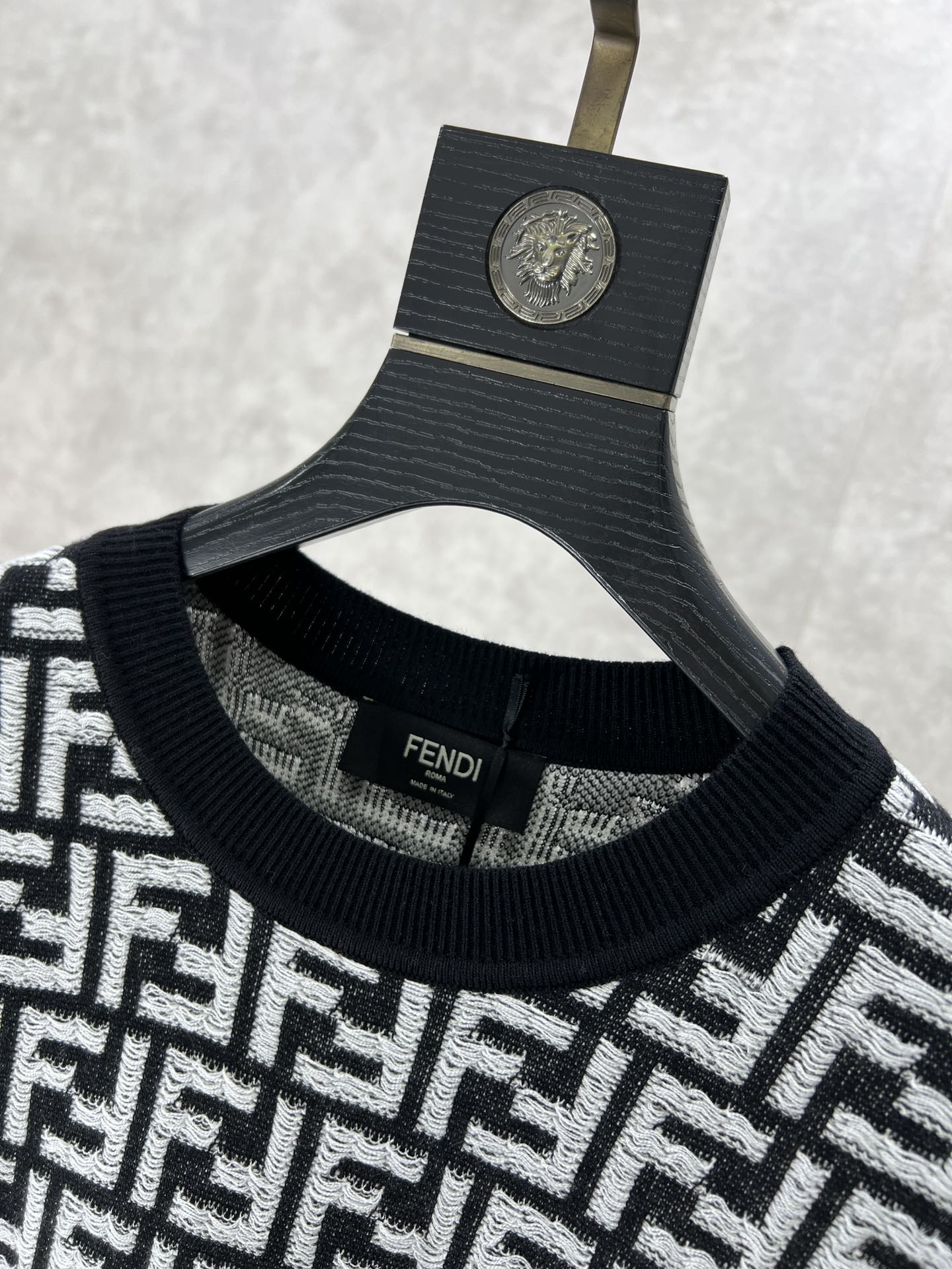 特別価格アイテム fendi fila t シャツスーパーコピー トップス ウール 半袖 メンズセーター 夏服 花柄 ブラック_3