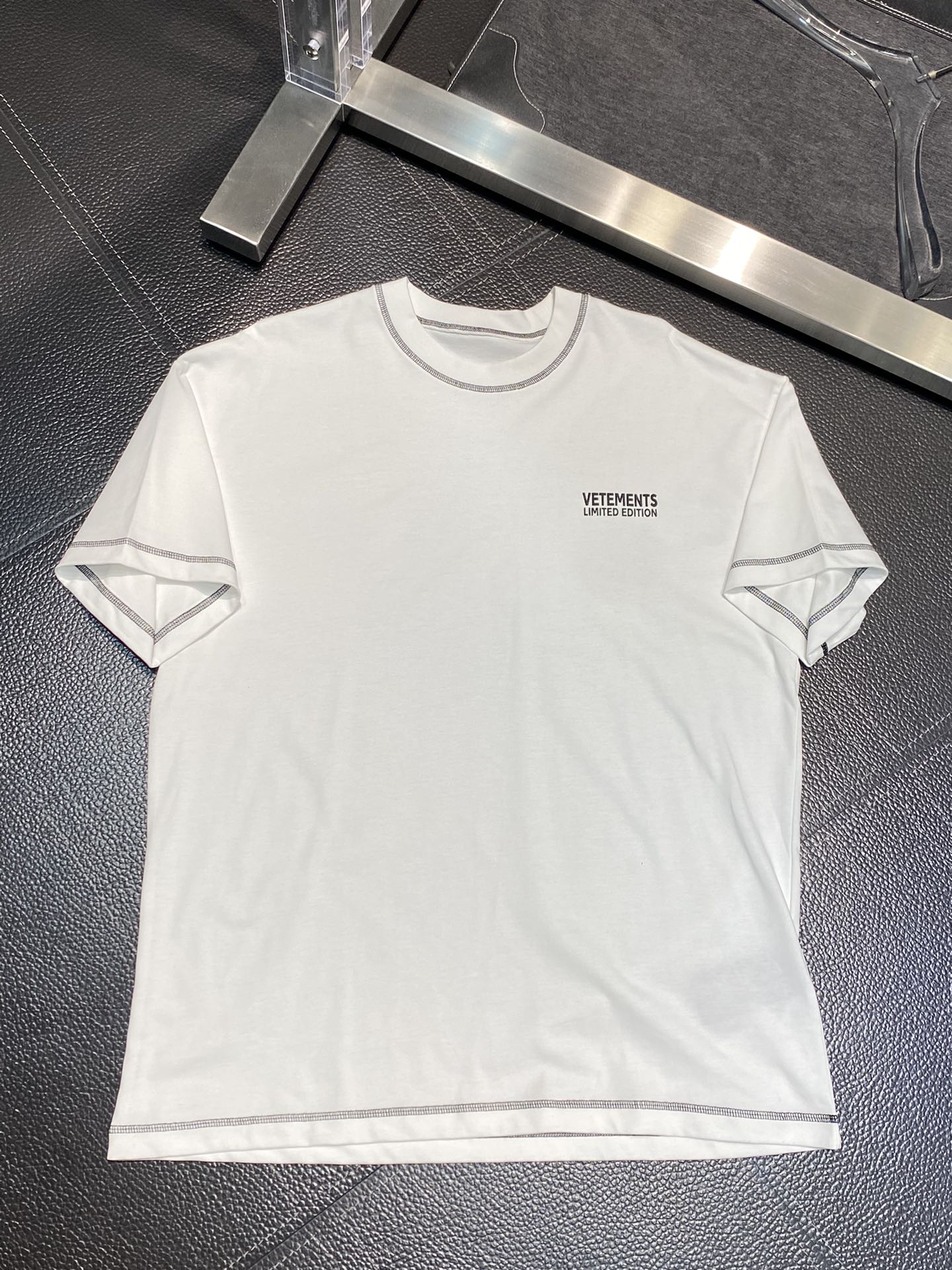 爆買いで大得価の ヴェトモン tシャツ タグ偽物トップス 柔らかい 短袖 プリント 純綿 メンズ ホワイト_1