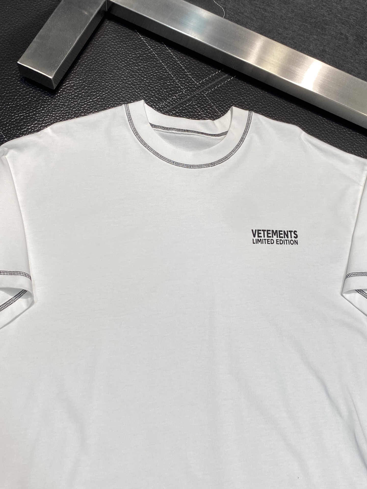 爆買いで大得価の ヴェトモン tシャツ タグ偽物トップス 柔らかい 短袖 プリント 純綿 メンズ ホワイト_2