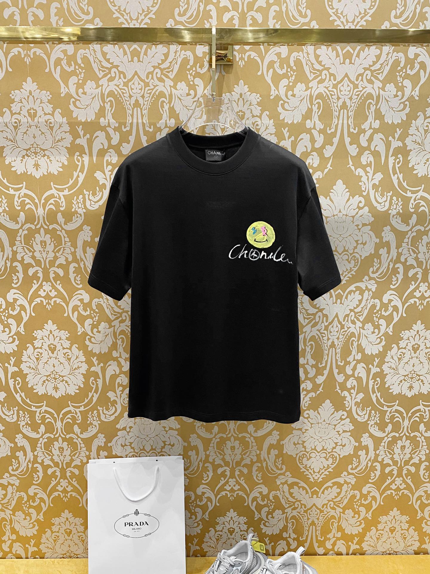 chanel t シャツ ピンクスーパーコピー 笑顔プリント シンプル 純綿 トップス 半袖 裏にロゴプリント 男女兼用 ブラック_1
