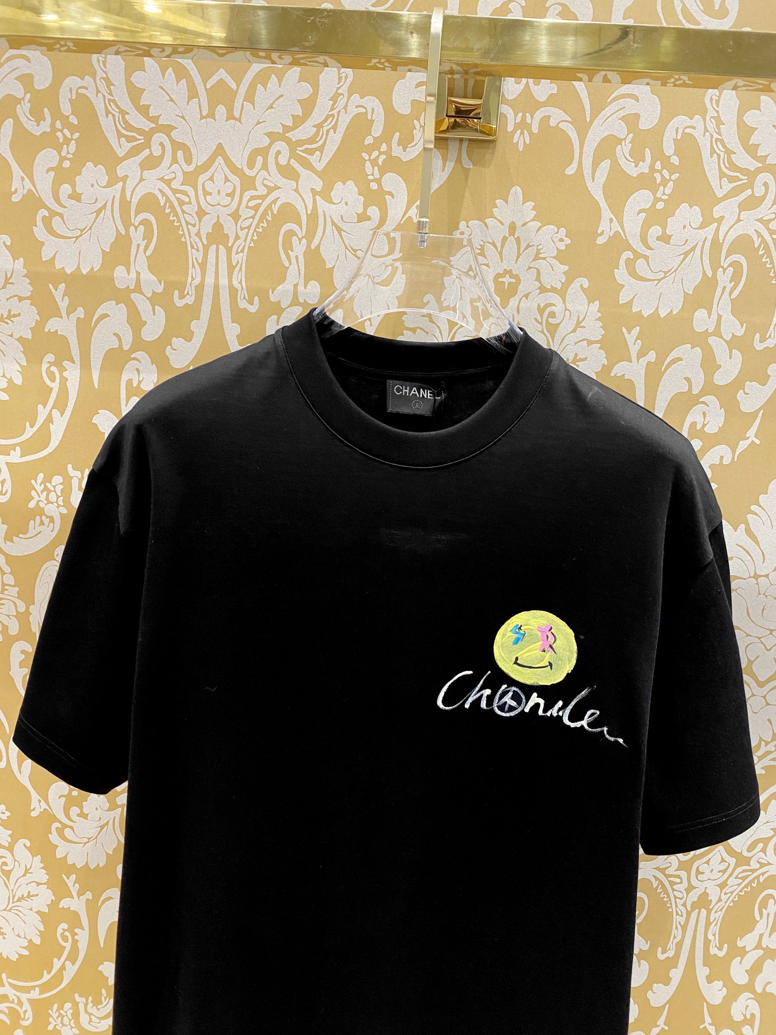 chanel t シャツ ピンクスーパーコピー 笑顔プリント シンプル 純綿 トップス 半袖 裏にロゴプリント 男女兼用 ブラック_3