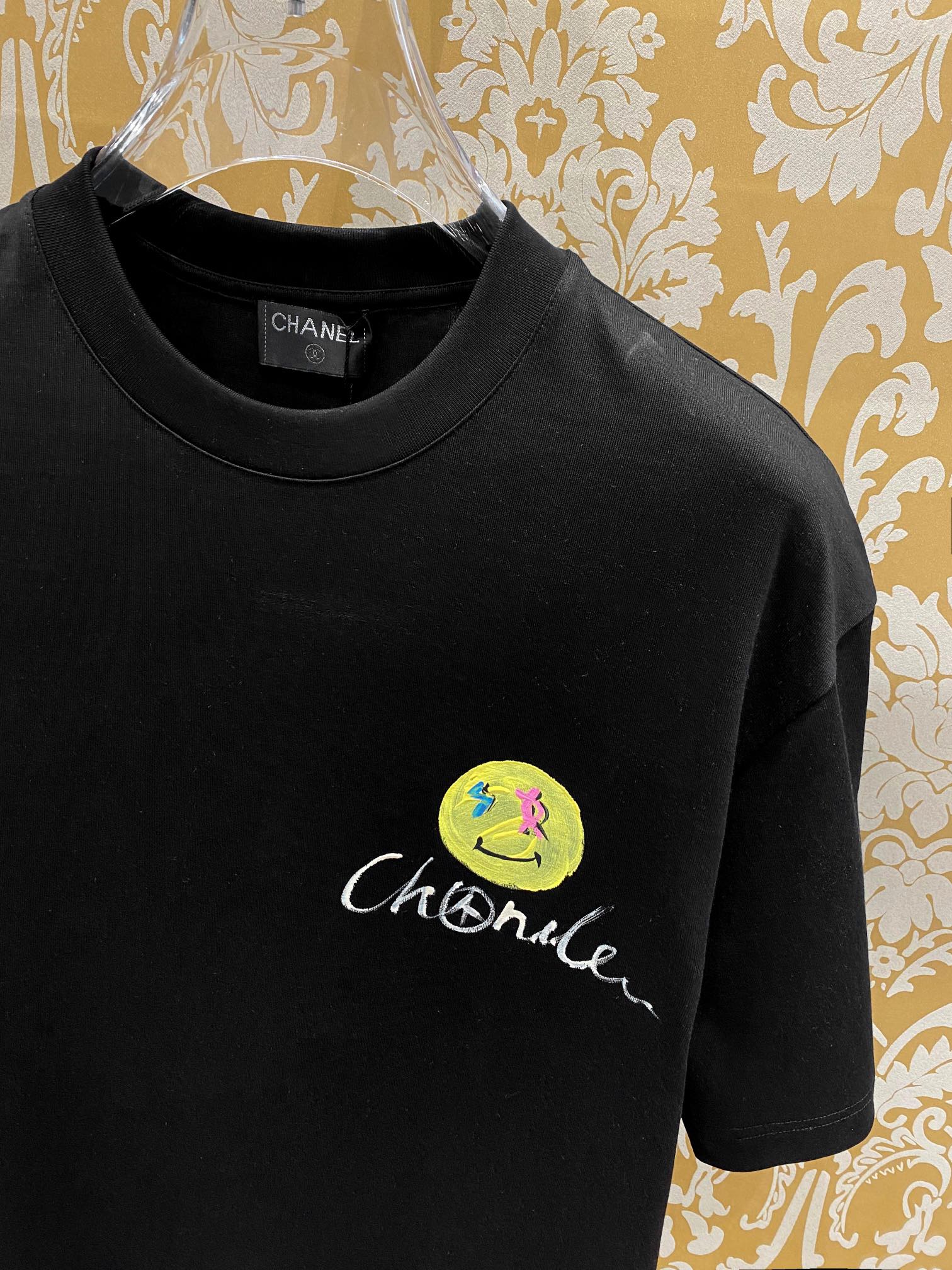 chanel t シャツ ピンクスーパーコピー 笑顔プリント シンプル 純綿 トップス 半袖 裏にロゴプリント 男女兼用 ブラック_4