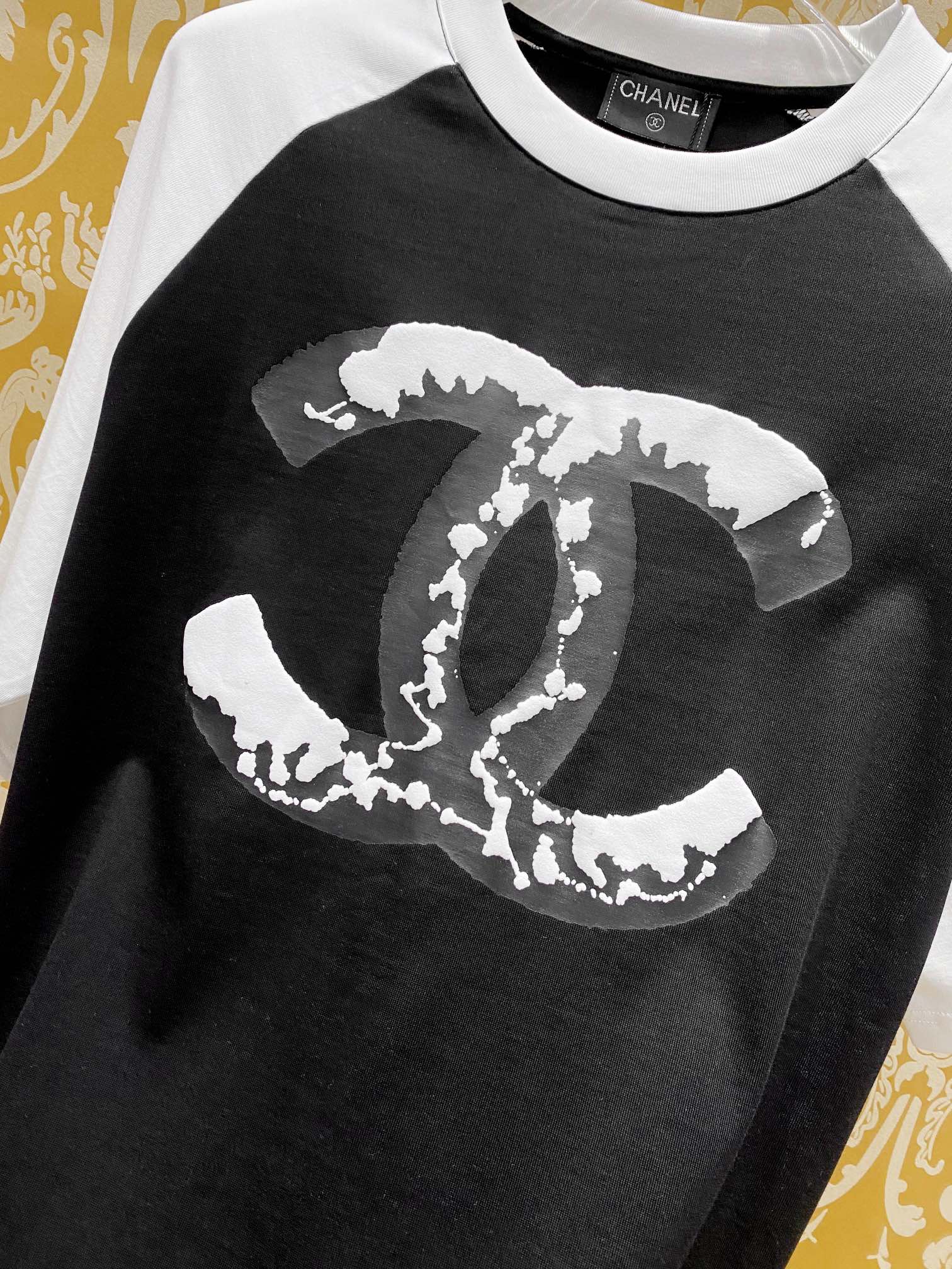 人気新作アイテム chanel の t シャツ偽物 純綿 トップス 半袖 ゆったり 柔らかい ロゴプリント ブラック_3