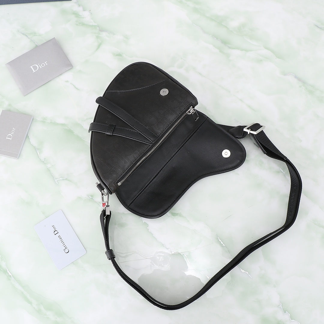 dior メンズ バッグコピー 可愛い 斜め掛けバッグ 型番1ADPO191 牛革 三角形 メンズ ブラック_5