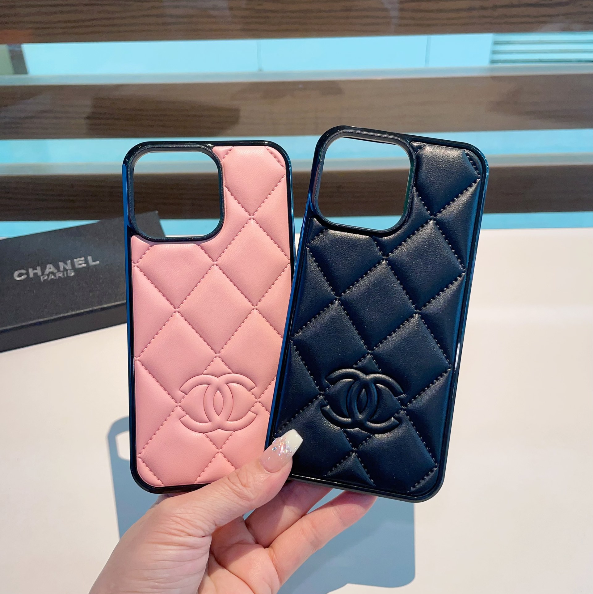 シャネル 携帯 ケース偽物 携帯電話ケース レザー素材 耐衝撃 落下防止 取付簡単 軽量 レザーバッジ シャネル風 ブラック_7
