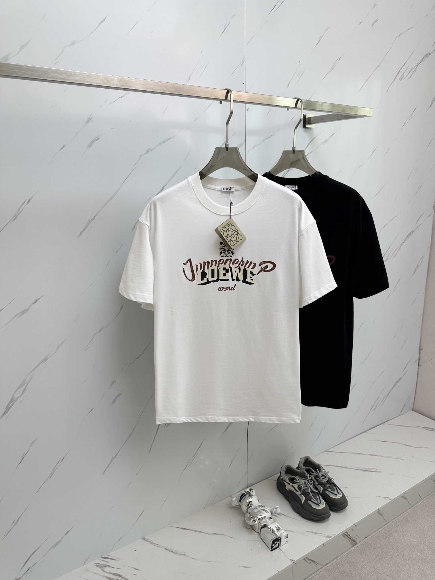 ロエベ 犬 tシャツ偽物 男女兼用 柔らかい シンプル 人気新作 海外セレブが愛用する 純綿 半袖トップス ホワイト_1