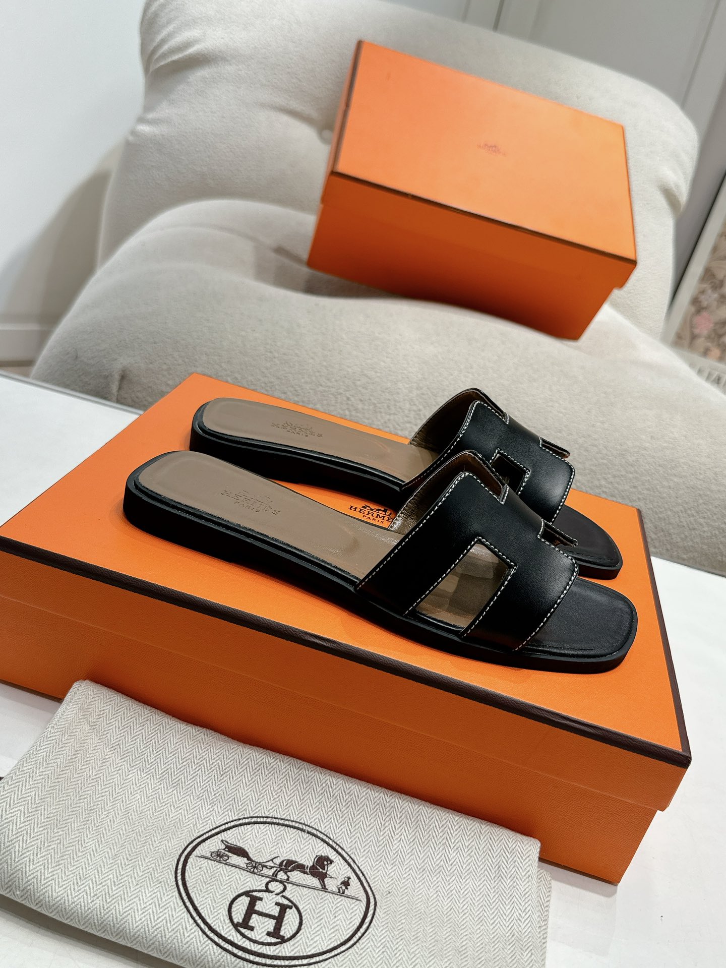 hermes ビーチ サンダル偽物 スリッパ レザー底 魅力的なスタイル イタリア革 レディース ブラック_3