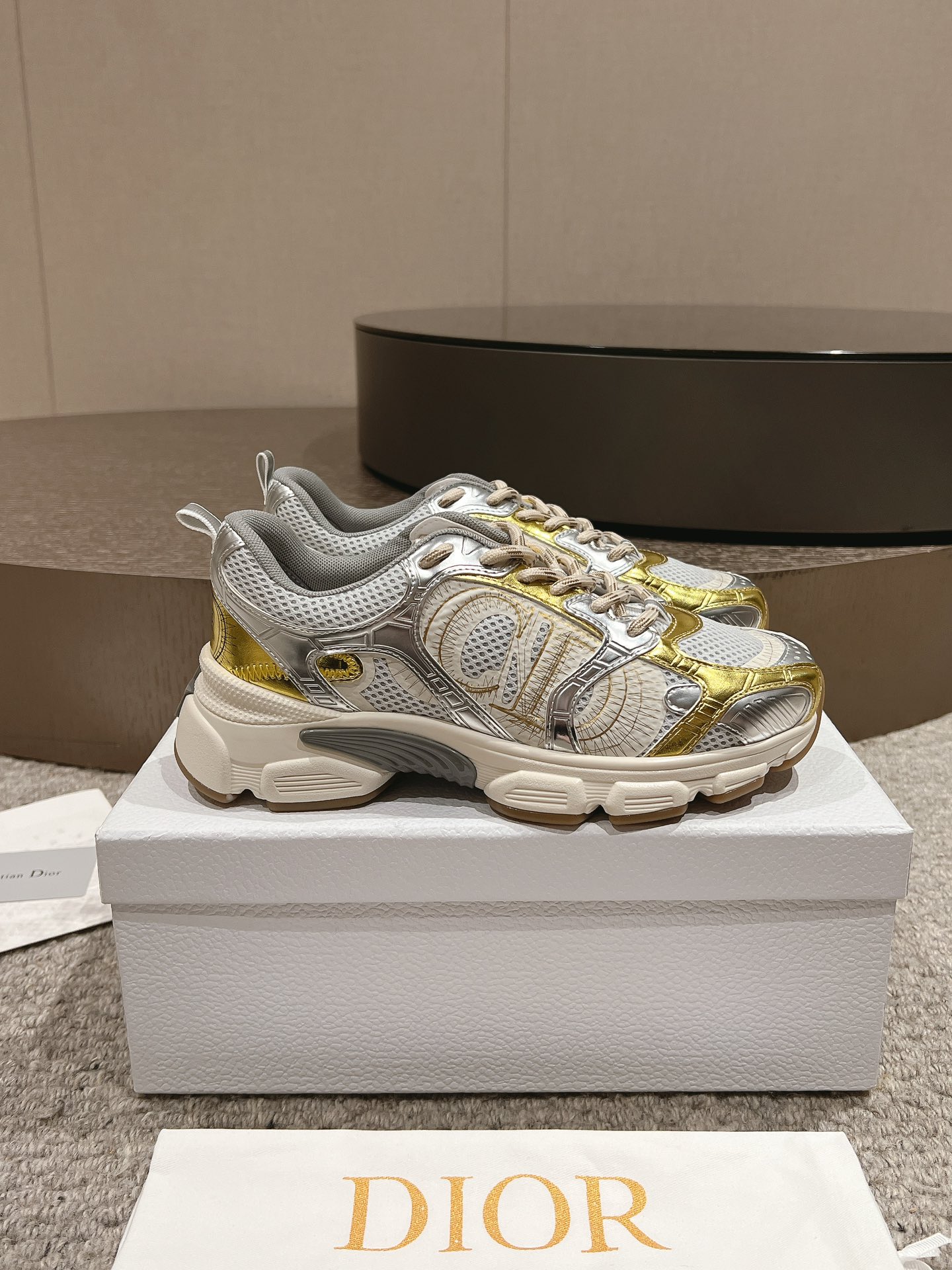 dior スニーカー メンズ偽物 運動シューズ ランニング ダッドスニーカー 抗菌防臭 カジュアル レディース ゴールド_1