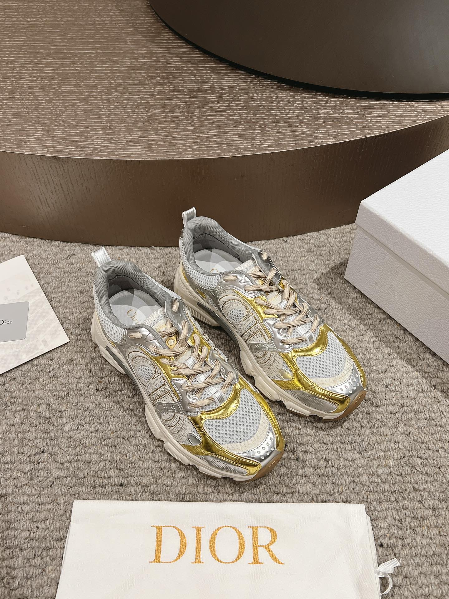 dior スニーカー メンズ偽物 運動シューズ ランニング ダッドスニーカー 抗菌防臭 カジュアル レディース ゴールド_3