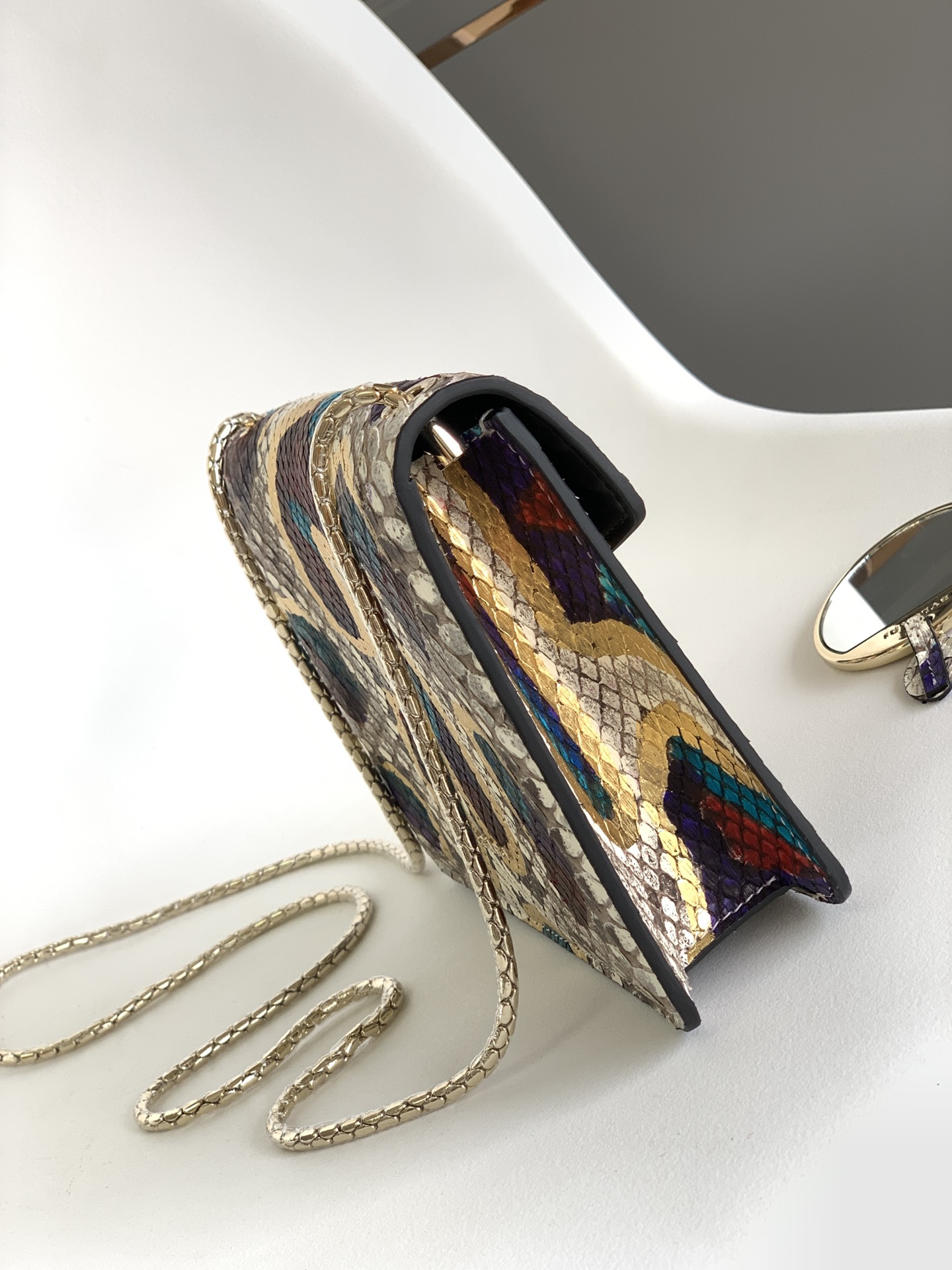 bvlgari クラッチ バッグ レディーススーパーコピー 斜め掛けバッグ 柔らかい 蛇皮ような 個性的 優雅 レディース グレイ_2