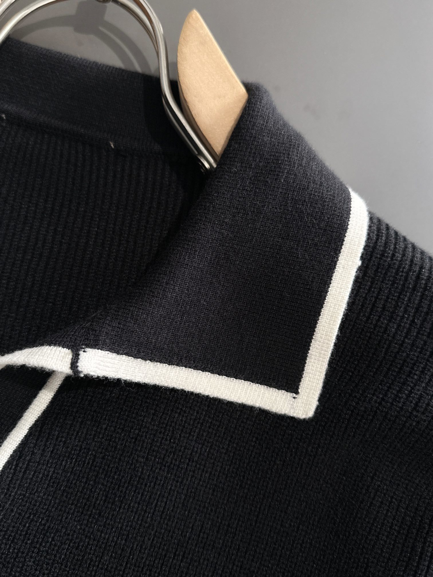 志尊淳 グッチセーターコピー 柔軟 トップス ニット素材 ウール 襟 冬服 シンプル ブラック_4