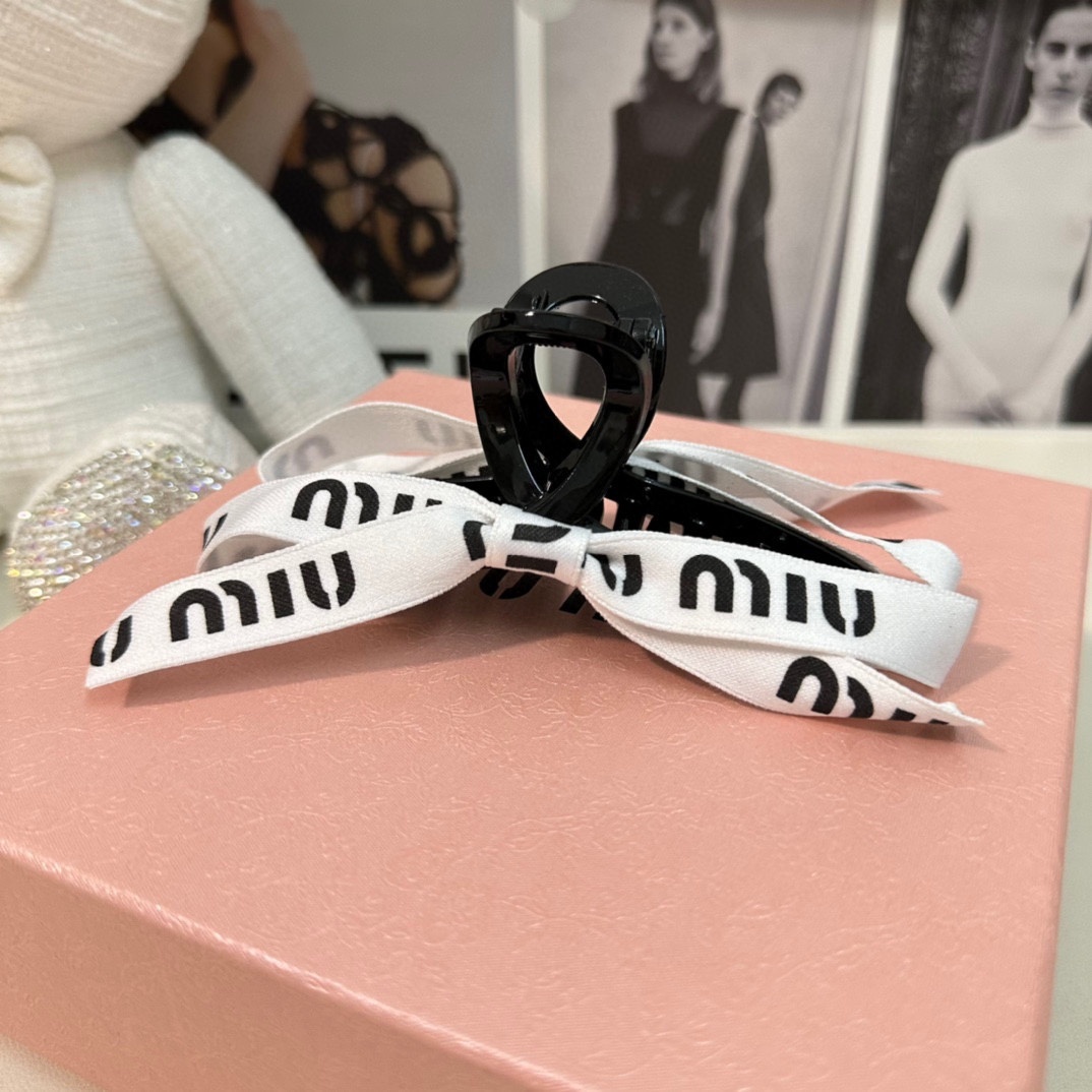 MIUMIUカチューシャ偽物 アクセサリー 髪留め バッレタ 髪飾り マット 普段使い ホワイト_5
