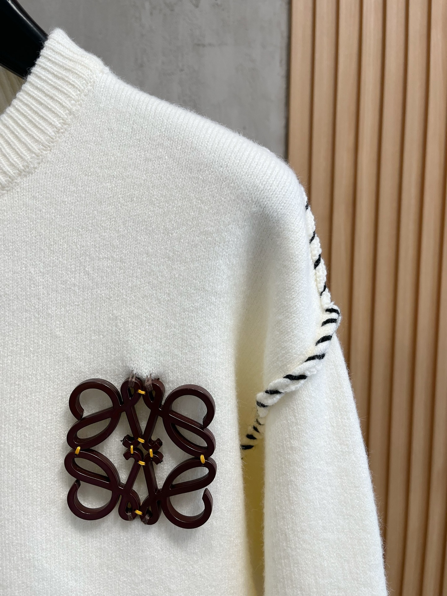 ロエベトップススーパーコピー セーター ウール 柔軟 ニット素材 シンプル ロゴ刺繍 青春風 ホワイト_5