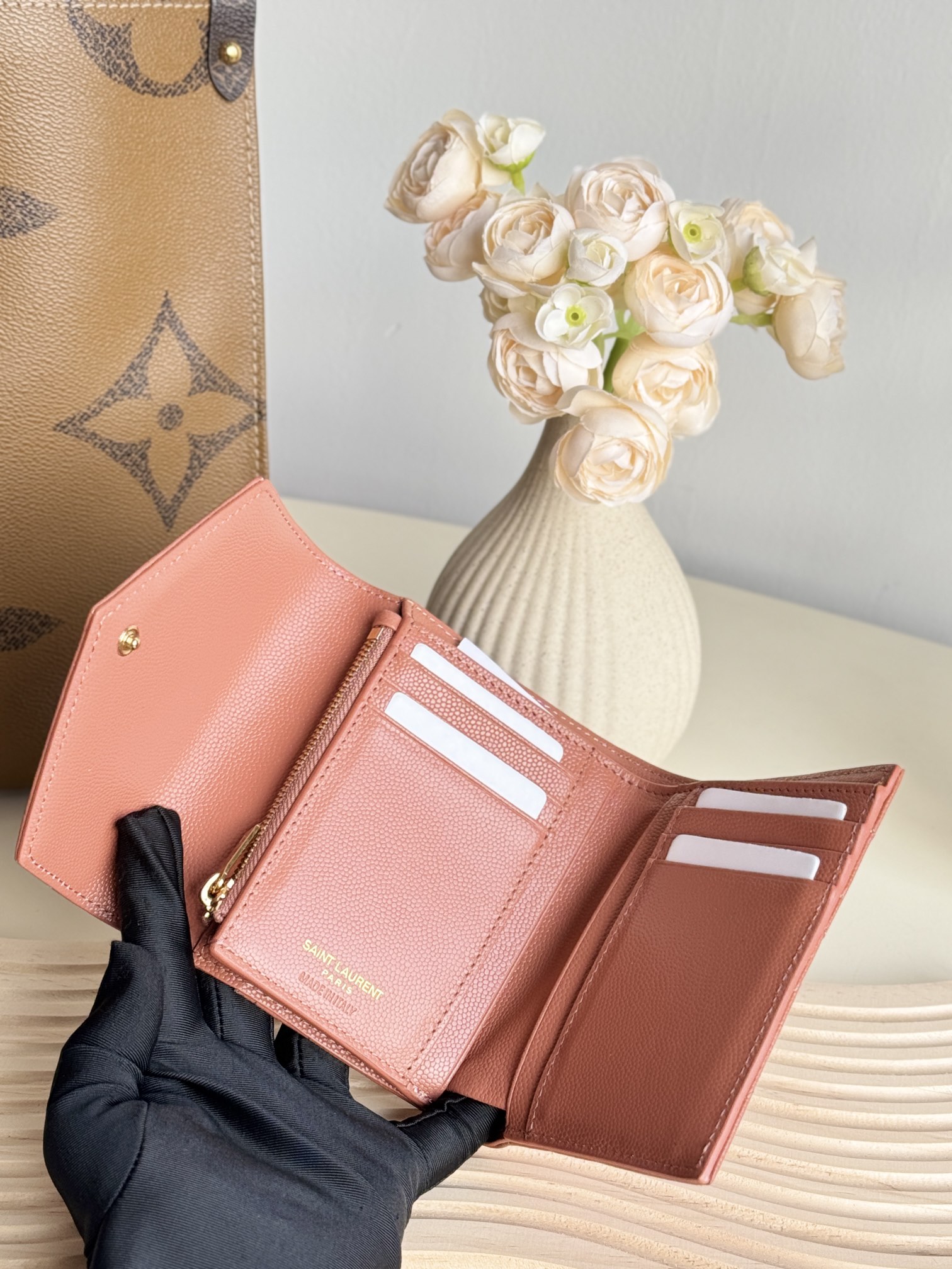 お勧め品 イヴ サン ローラン 財布 レディース偽物 牛革 レザー 三つ折り財布 シンプル 403943 ピンク_5
