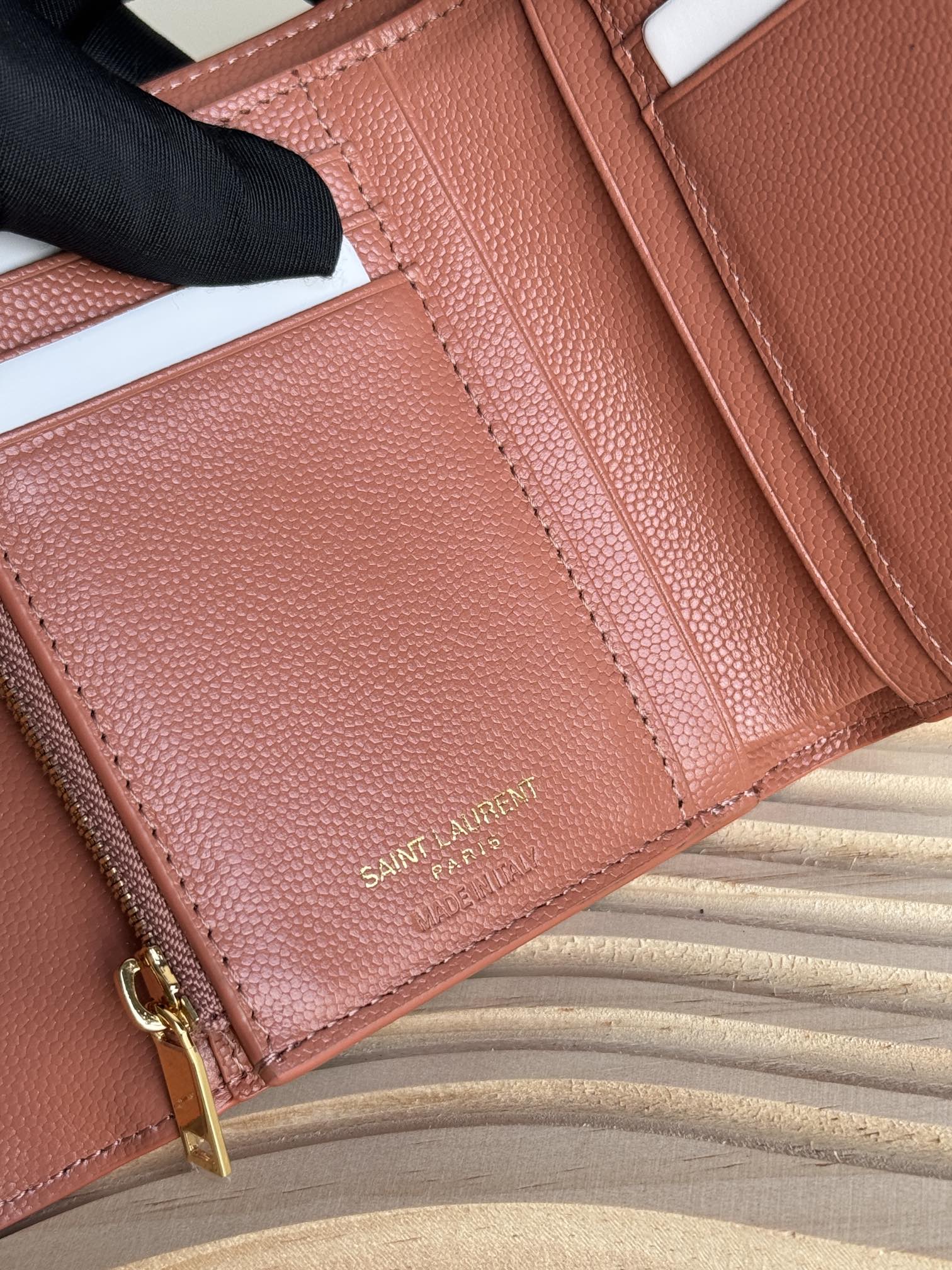 お勧め品 イヴ サン ローラン 財布 レディース偽物 牛革 レザー 三つ折り財布 シンプル 403943 ピンク_7