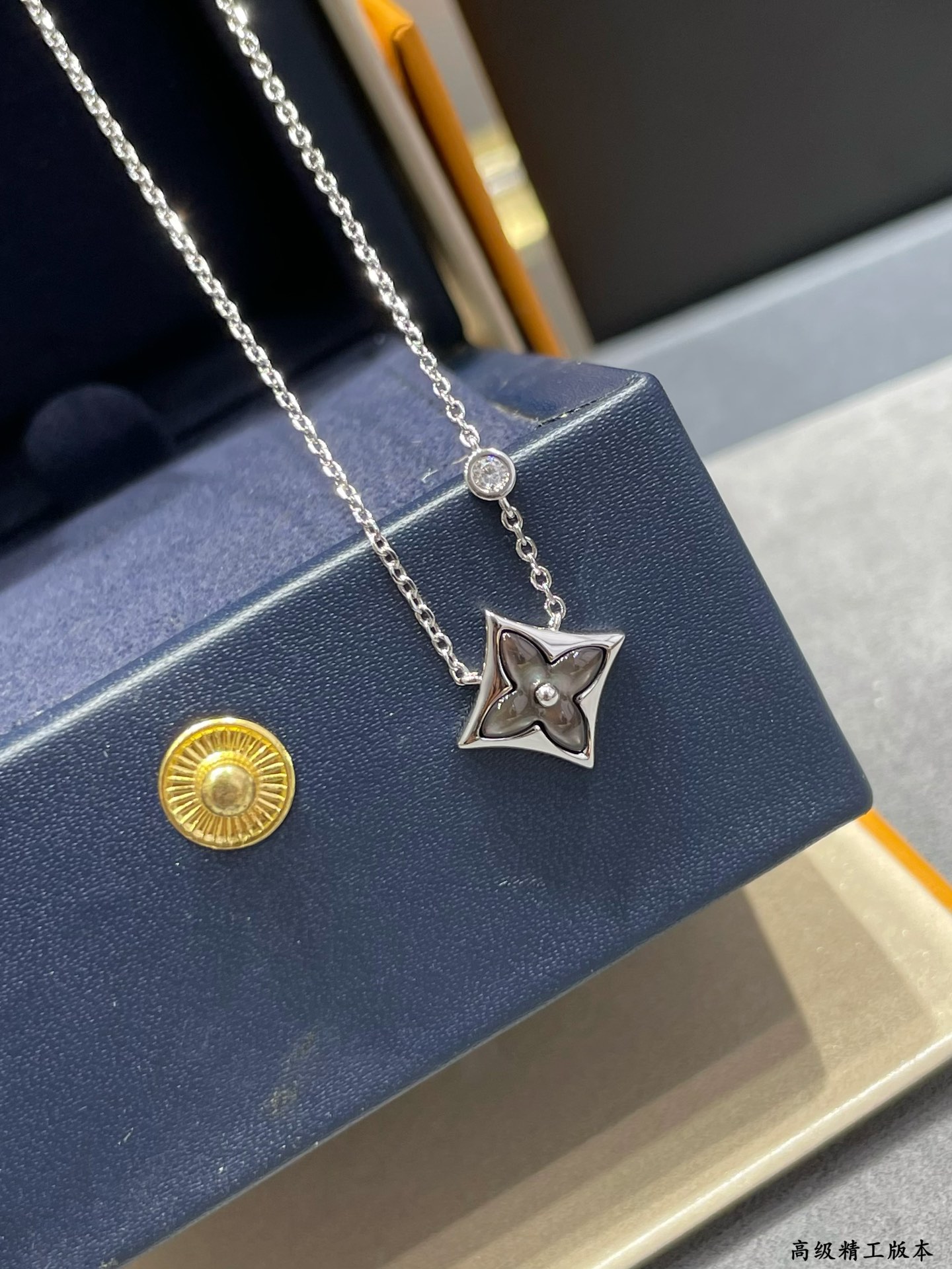 お勧め品 ルイヴィトンアクセサリーコピー シルバー プレゼント 誕生日 魅力的な 2色可選_4