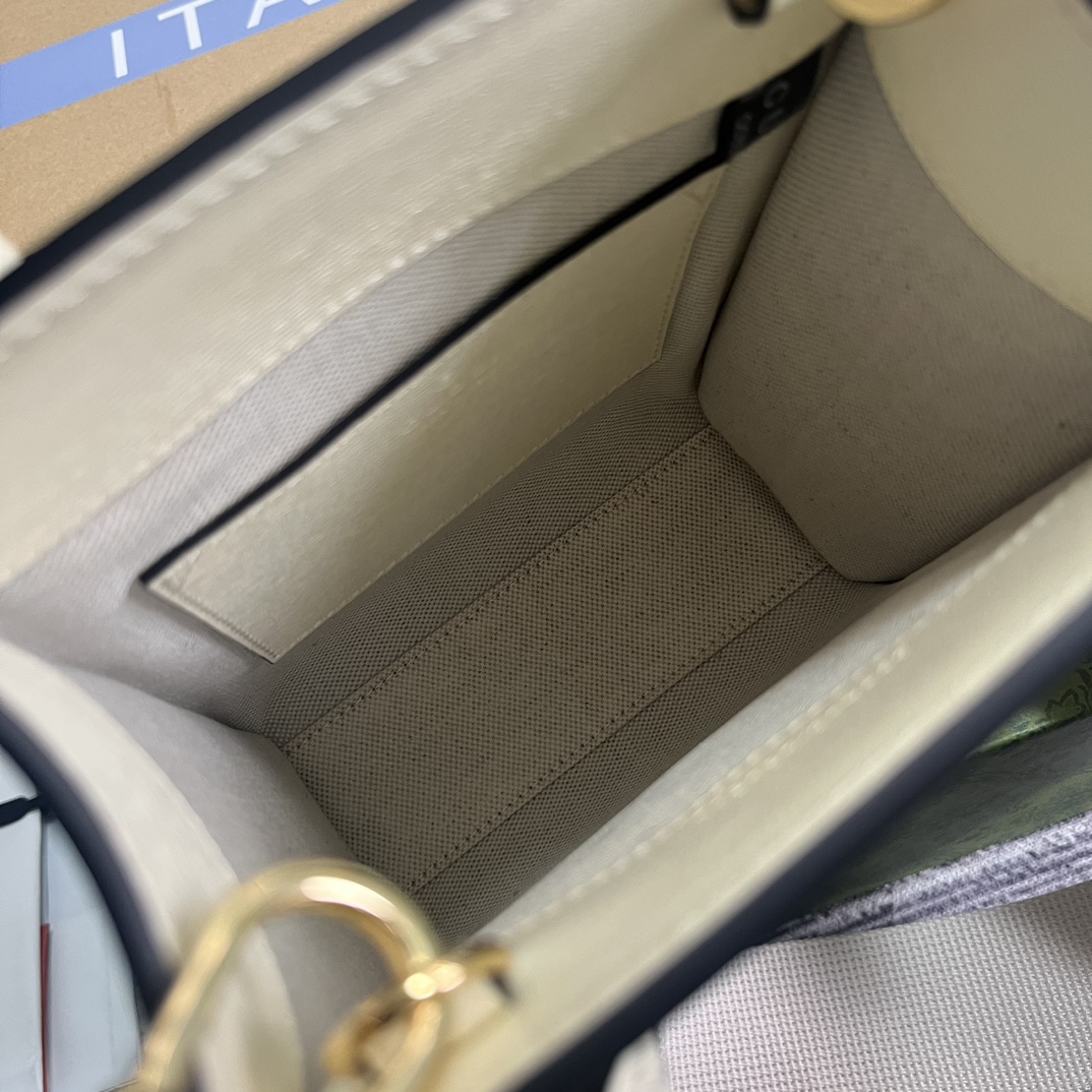可愛い グッチ リュックコピー 斜め掛けバッグ ハンドバッグ 本革 レザー 品質保証 699406 ホワイト_8