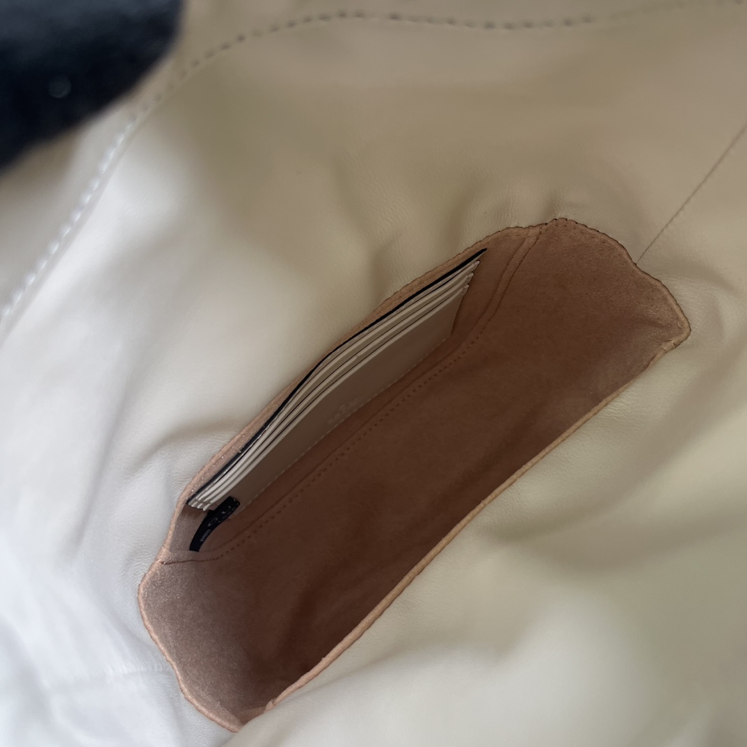 最新到着‼ gucci バック パック偽物 本革 レザー 斜め掛けバッグ ミニ 激安品 ホワイト_9