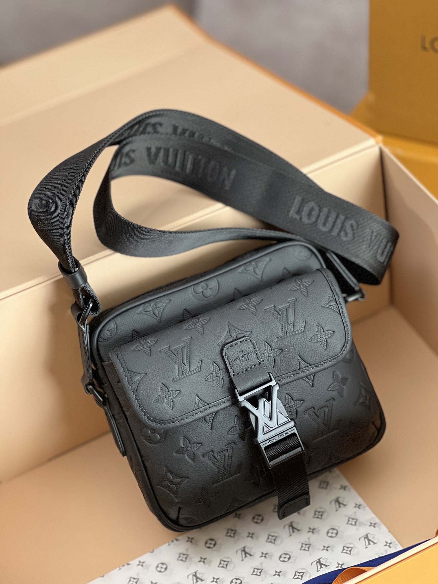 お買い得なルイヴィトンバッグ 黒スーパーコピー  斜め掛けバッグ レザー 牛革 ファッション感 M12516 ブラック_2