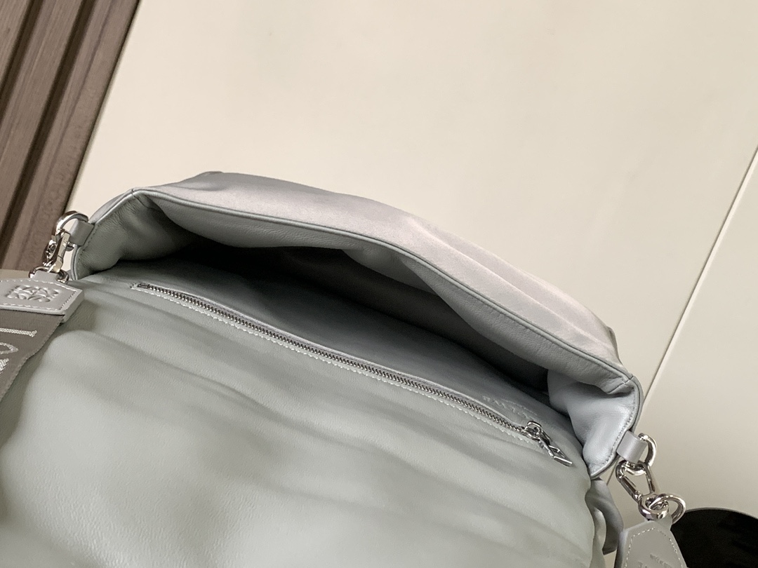 お得品‼ロエベ アマソナ偽物 斜め掛けバッグ 牛革 ふんわり 柔らかい シンプル 9120 グレー_8