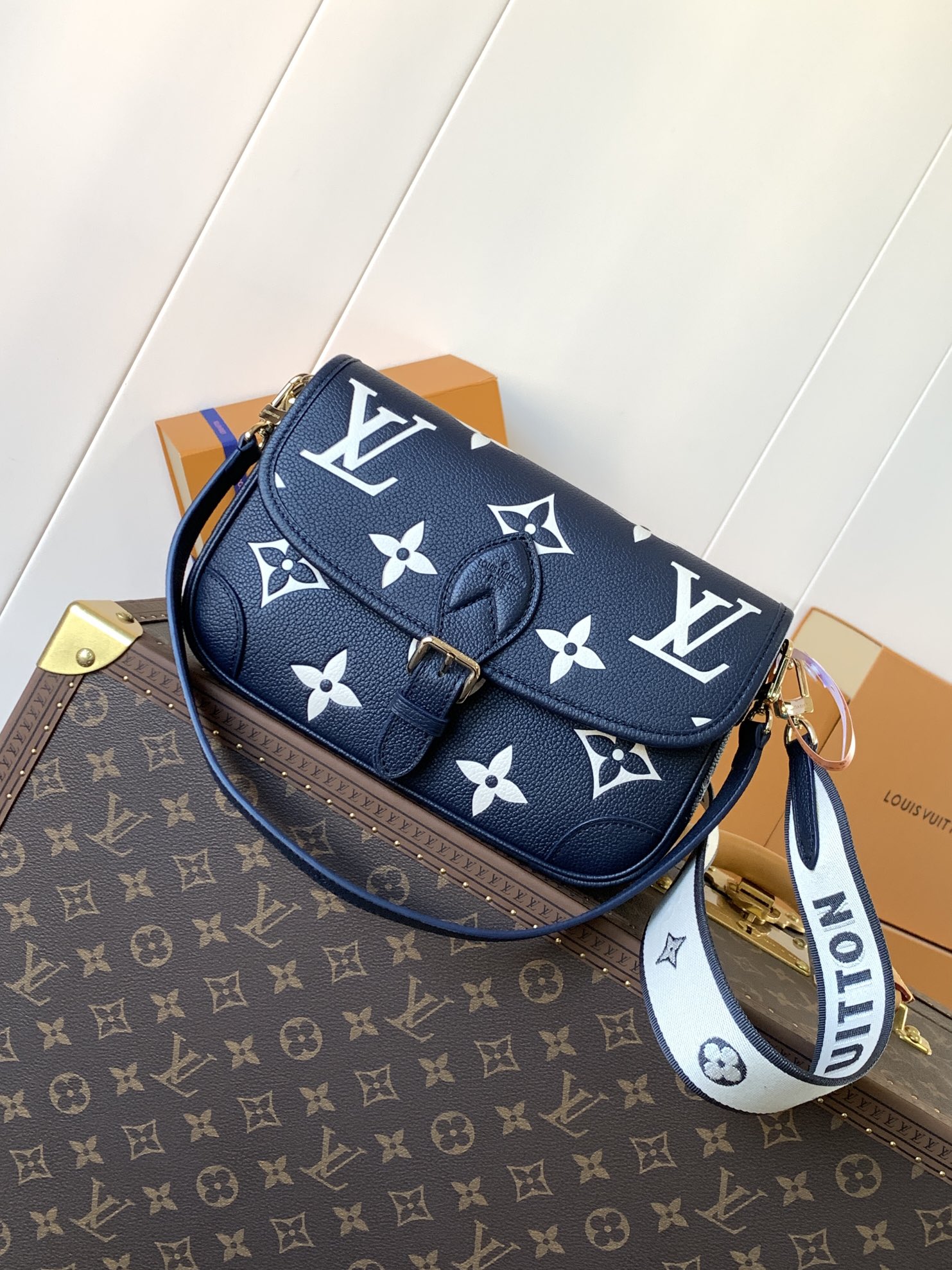 LV ルイヴィトン バック 臭い偽物 シンプル 優雅 レザー 柔らかい 斜め掛け 牛革 M47161 ブルー_2